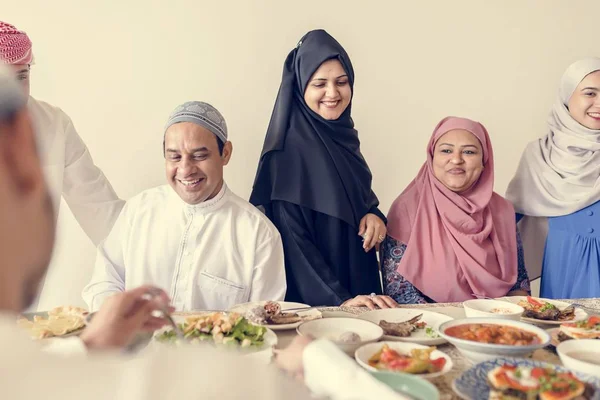 Família Muçulmana Tendo Uma Festa Ramadã — Fotografia de Stock