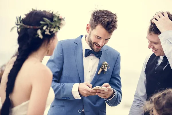 Beach düğün töreninde telefon meşgul damat