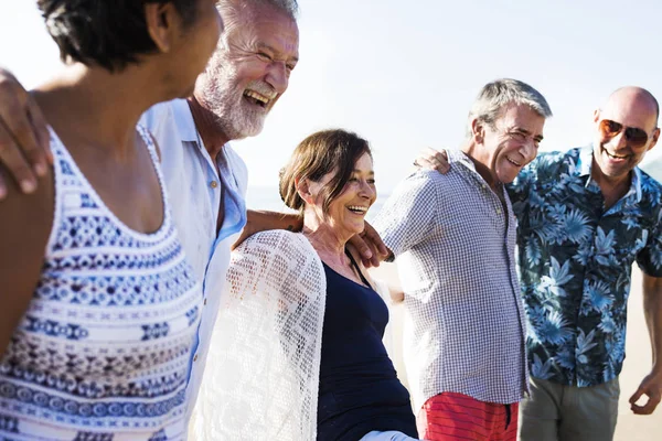 Groupe Personnes Âgées Sur Plage — Photo