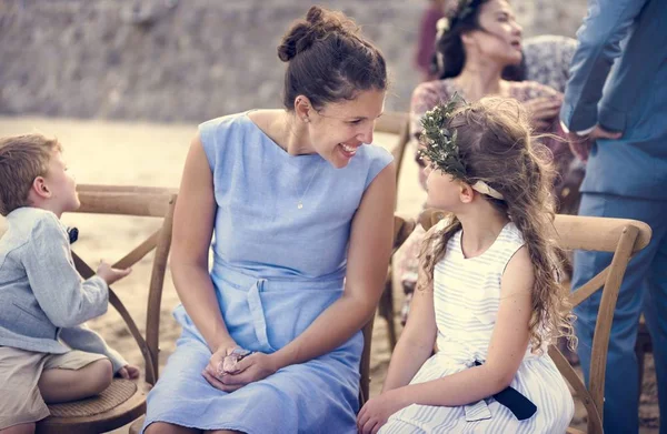 Mujer Hablando Con Una Chica Joven Una Boda Playa —  Fotos de Stock