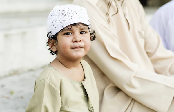Ευτυχισμένο Αγόρι Μουσουλμανική Την Οικογένειά Του — Φωτογραφία Αρχείου