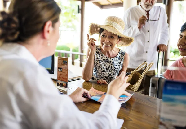 Bir konuk için konuşma resort resepsiyonist