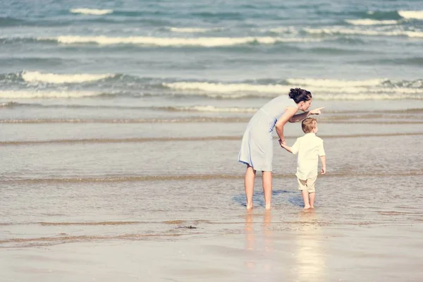 Мати Син Охолоджують Пляжі — стокове фото