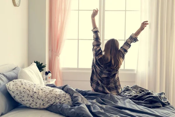 Visão Traseira Mulher Pijama Esticando Braços Depois Acordar Manhã — Fotografia de Stock