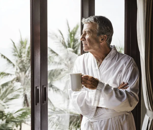 Älterer Mann Schaut Aus Dem Hotelfenster — Stockfoto