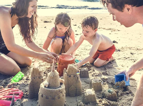 Famiglia Che Gioca Sulla Spiaggia — Foto Stock