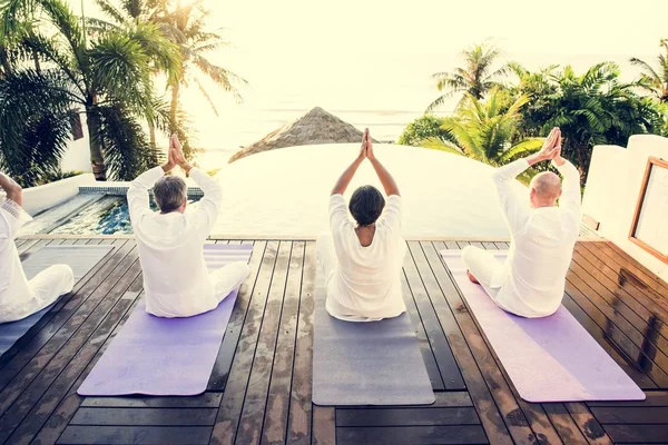 Grupo Personas Mayores Que Practican Yoga Por Mañana — Foto de Stock