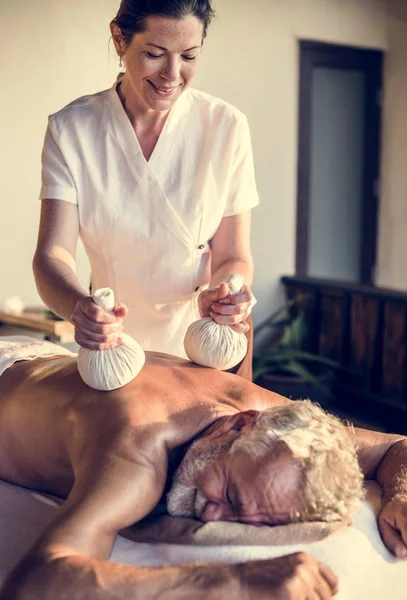 Kadın mesaj terapist bir Spa'da masaj