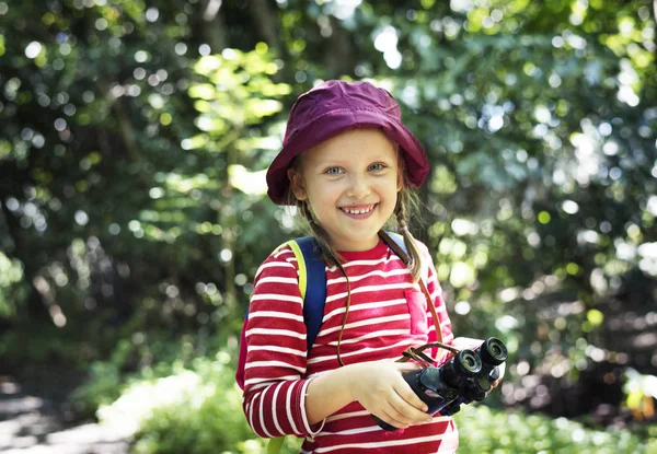 Retrato Una Niña Sonriente Sosteniendo Binoculares Bosque — Foto de Stock