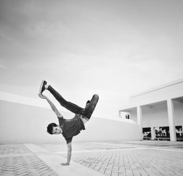 Joven Hombre Break Bailando Una Azotea — Foto de Stock