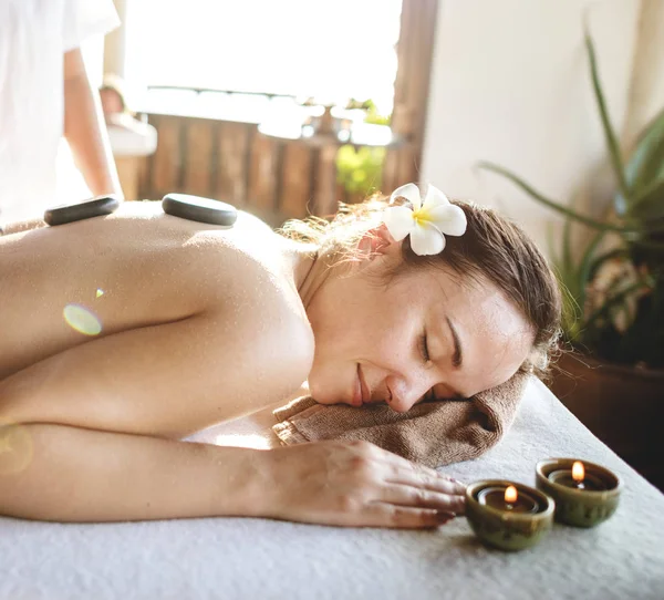 Masaj Terapisi arkadaki taşlarla kadında