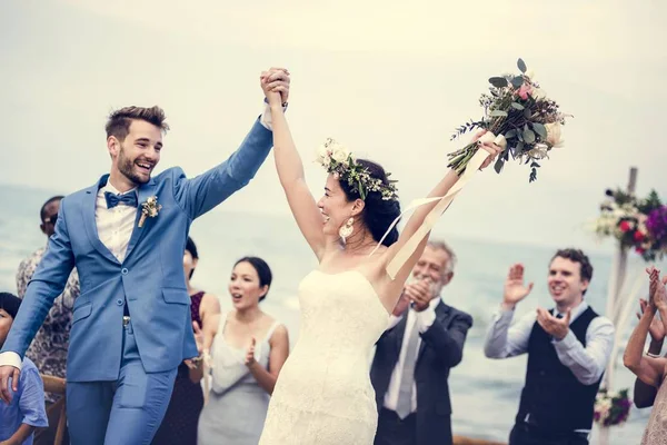 Jovem Casal Uma Cerimônia Casamento Praia — Fotografia de Stock