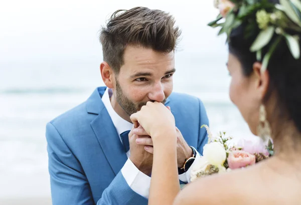 Pareja Joven Casándose Playa —  Fotos de Stock