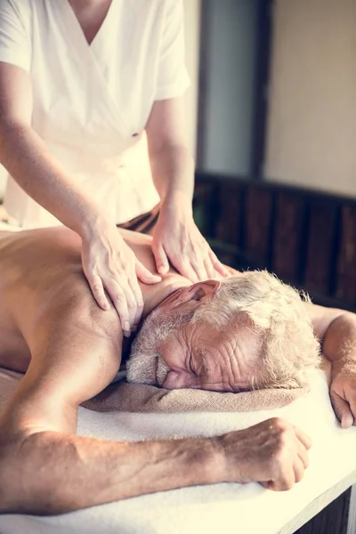 Terapeuta Mensagens Feminina Fazendo Uma Massagem Spa — Fotografia de Stock