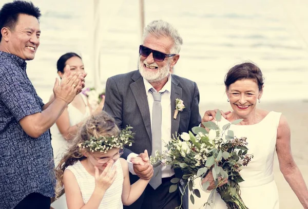 新婚夫妇在海滩上的婚礼 — 图库照片