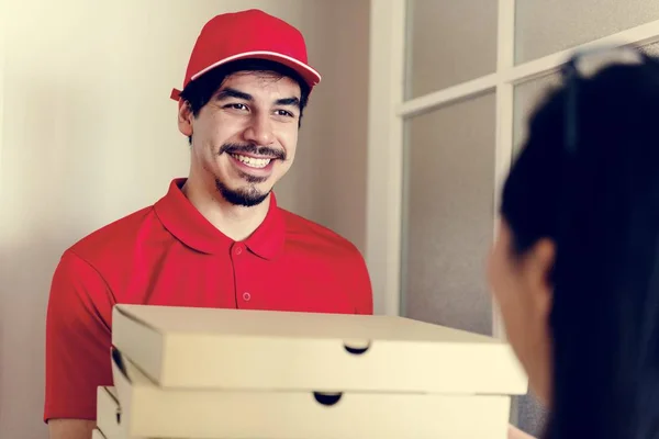 Homem Entrega Pizza Para Cliente — Fotografia de Stock