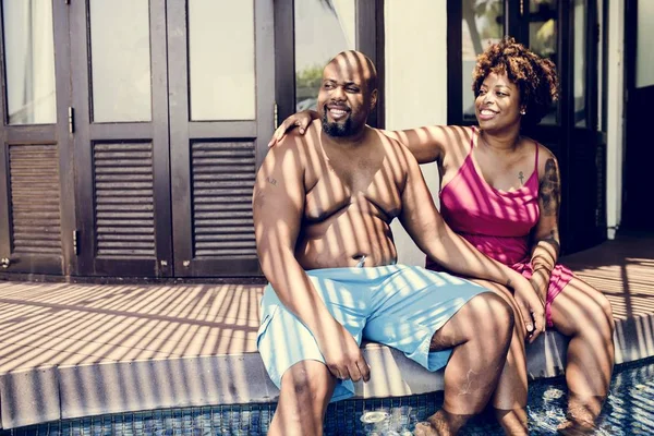 Oturma birlikte resort havuz kenarında çift