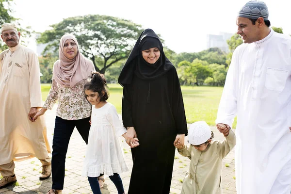 Família Muçulmana Divertindo Livre — Fotografia de Stock