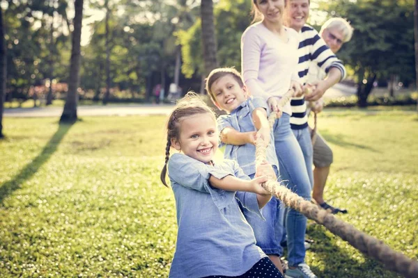 Familie Spelen Touwtrekken — Stockfoto