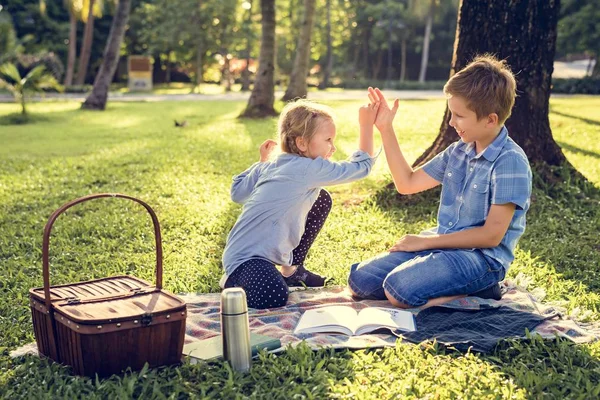 Parkban Játszó Gyerekeket — Stock Fotó