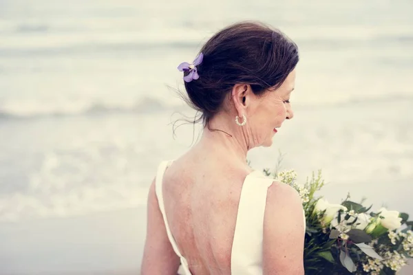 Mooie Bruid Door Zee — Stockfoto