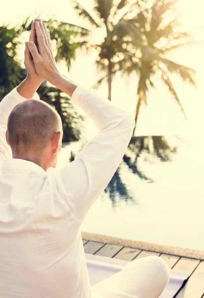 Hombre Practicando Yoga Por Mañana — Foto de Stock