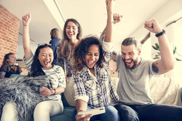 Groep Van Diverse Vrienden Speelspel Mobiele Telefoon — Stockfoto