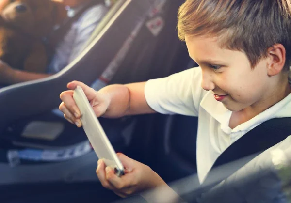 Мальчик Играет Смартфоне Машине — стоковое фото