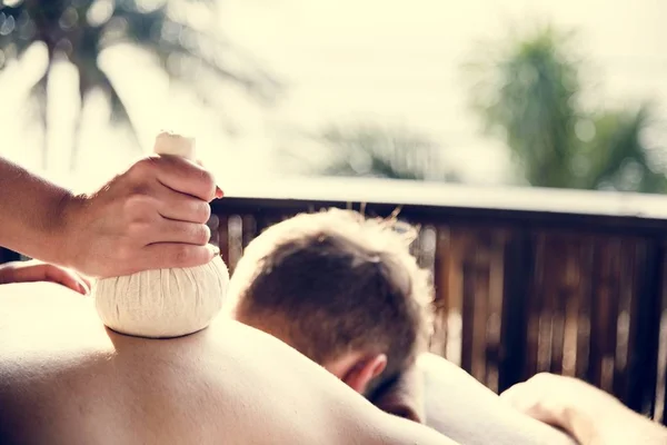 Homem Fazendo Uma Massagem Compressa Ervas Spa — Fotografia de Stock