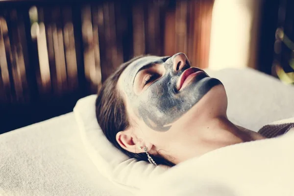 Mulher Relaxante Com Uma Máscara Facial Spa — Fotografia de Stock