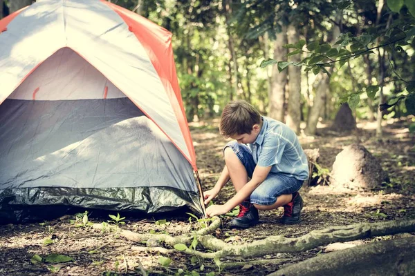 Jongetje Instelling Tent Voor Kamperen Het Bos — Stockfoto