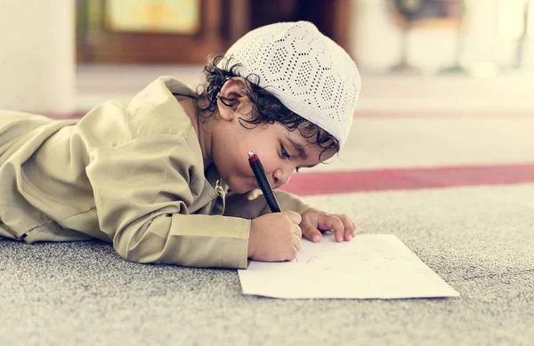 Garçon Musulman Apprenant Dans Une Mosquée — Photo