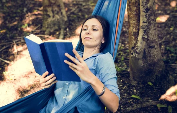 Vrouw Lezen Van Een Boek Een Hangmat Bos — Stockfoto