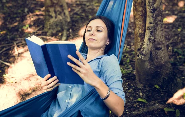 Mulher Lendo Livro Uma Rede Floresta — Fotografia de Stock