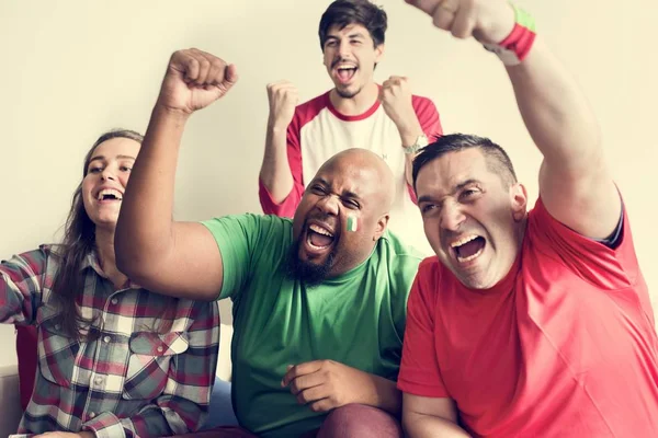 Amigos Vitoreando Copa Del Mundo Con Bandera Pintada — Foto de Stock