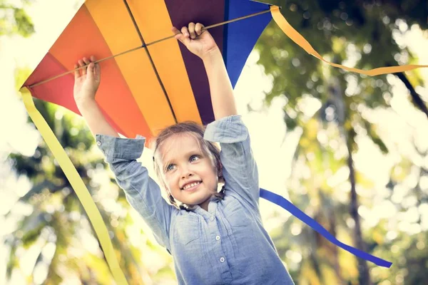 Ragazza Che Gioca Con Aquilone Colorato — Foto Stock