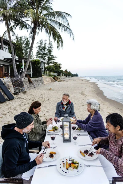 Senioren Feiern Dinner Strand — Stockfoto