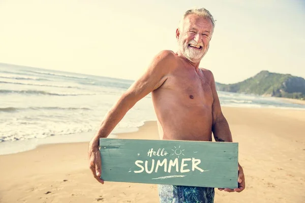 Seniorchef Mit Schild Strand — Stockfoto