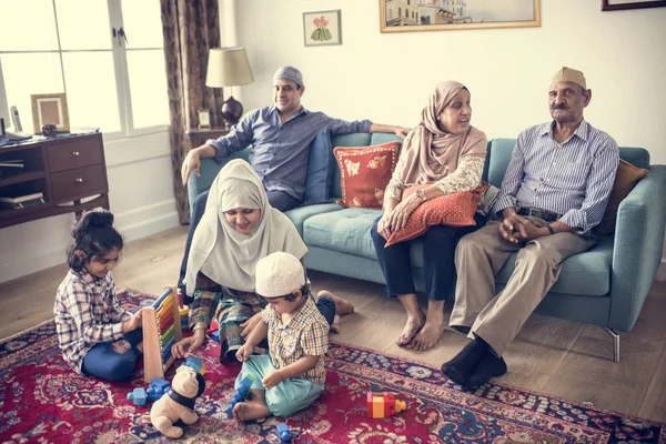 Мусульманская Семья Отдыхает Играет Дома — стоковое фото