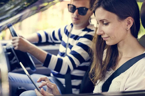 Kadın arabada dijital tablet kullanma