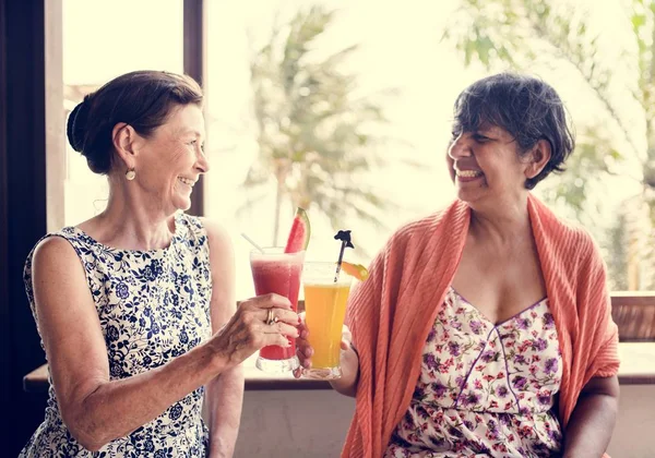 Üst düzey kadın içecekler Yaz aylarında zevk