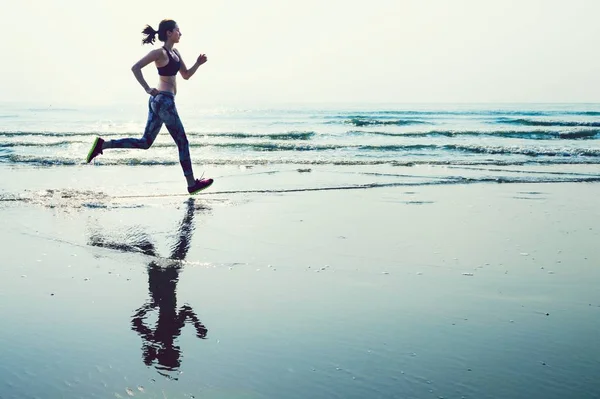 Mujer Corriendo Playa —  Fotos de Stock