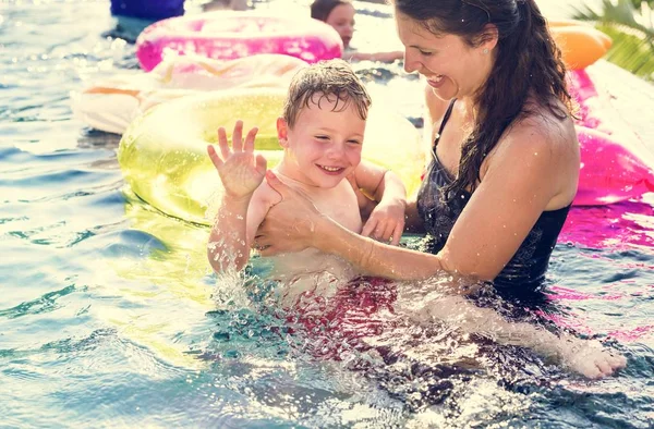 Famille Jouant Dans Une Piscine — Photo