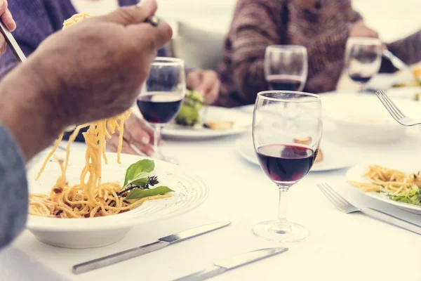 Bir akşam yemeği yaşlılar plajda parti