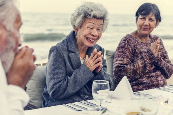 Bir akşam yemeği yaşlılar plajda parti