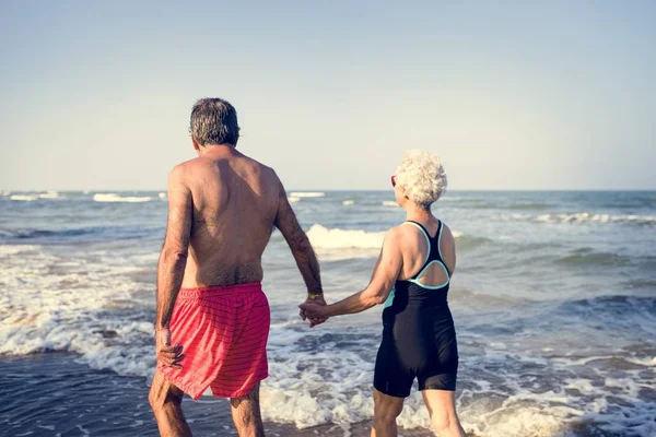 Olgun çift suya yürüyüş