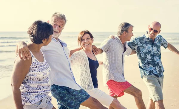 Amigos Seniores Brincando Praia — Fotografia de Stock