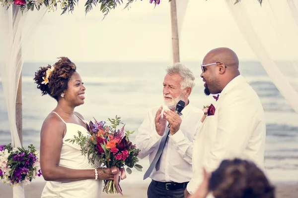 Szczęśliwa Panna Młoda Pan Młody Ceremonii Ślubnej Tropikalną Wyspę — Zdjęcie stockowe