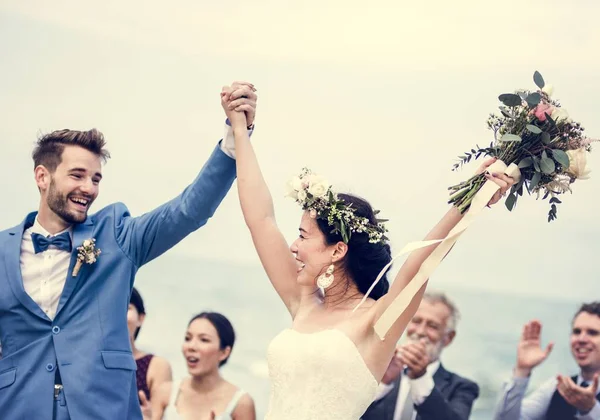 年轻夫妇在一个婚礼仪式在海滩上 — 图库照片