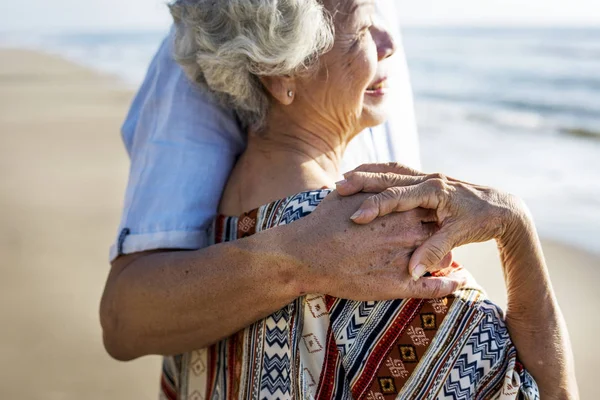 Una Pareja Mayor Playa — Foto de Stock